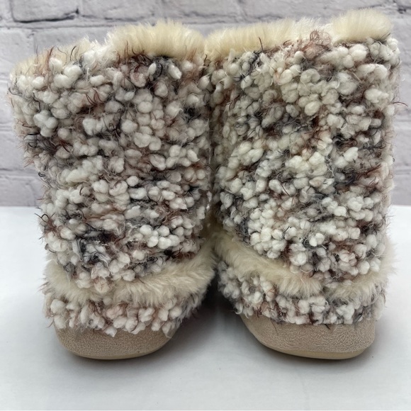 **SOLD**  YOU MISSED IT ! Steve Madden Chunky Knit Flat Boots M (7-8) - Picture 4 of 7